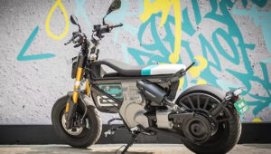 शहर की सड़कों पर स्टाइल और इलेक्ट्रिक पॉवर का संगम: नया BMW CE 02 स्कूटर