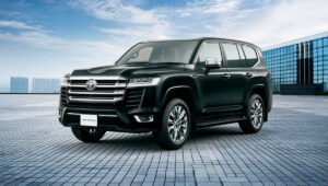 Toyota Land Cruiser: टैंक जैसी मजबूती, शानदार राइड और परिवार के लिए परफेक्ट साथी