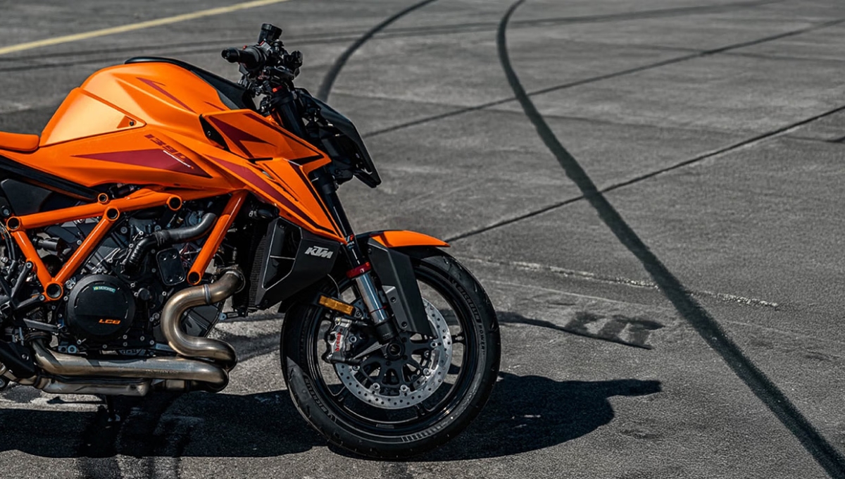 KTM 1390 Super Duke R: ₹15 लाख में 190 PS पावर और दमदार फीचर्स वाली सुपर बाइक