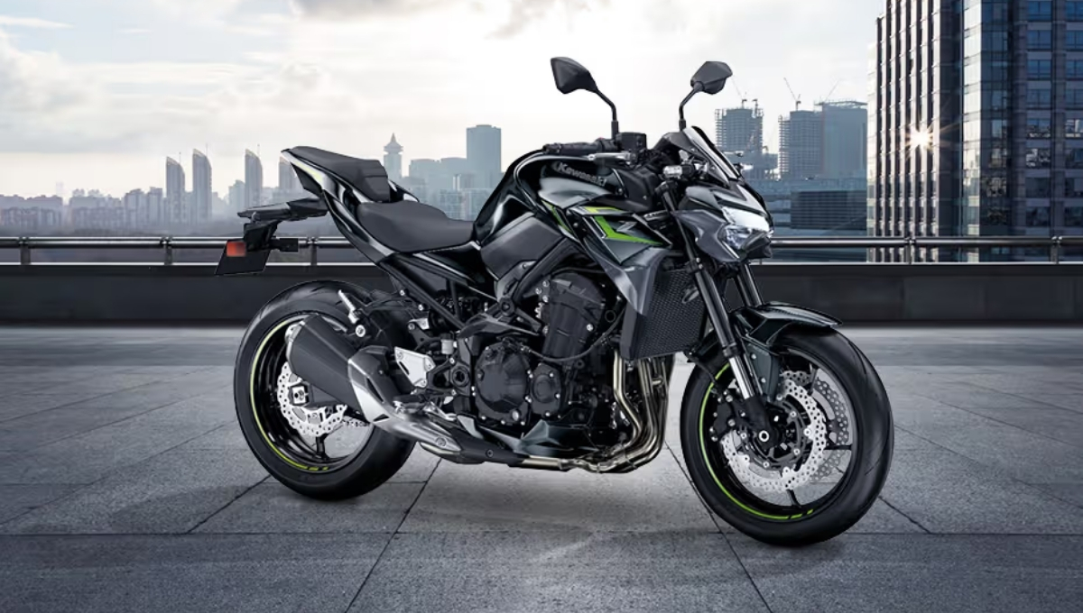 Kawasaki Z900 vs Yamaha MT 15 V2