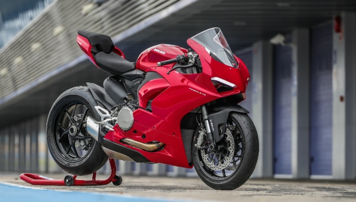 Ducati Panigale V2: 155 पीएस पावर और 299 km/h टॉप स्पीड के साथ, एक्स-शोरूम ₹21.5 लाख में