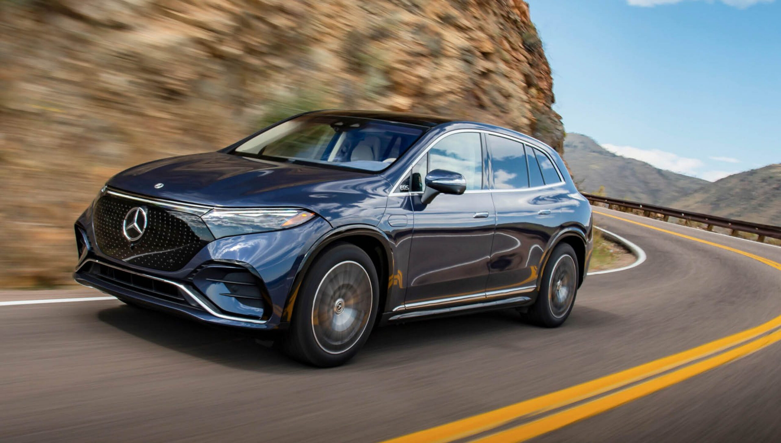 Mercedes-Benz EQS SUV: लक्ज़री इलेक्ट्रिक ड्राइव, 729.5 किमी रेंज और प्रीमियम फीचर्स के साथ